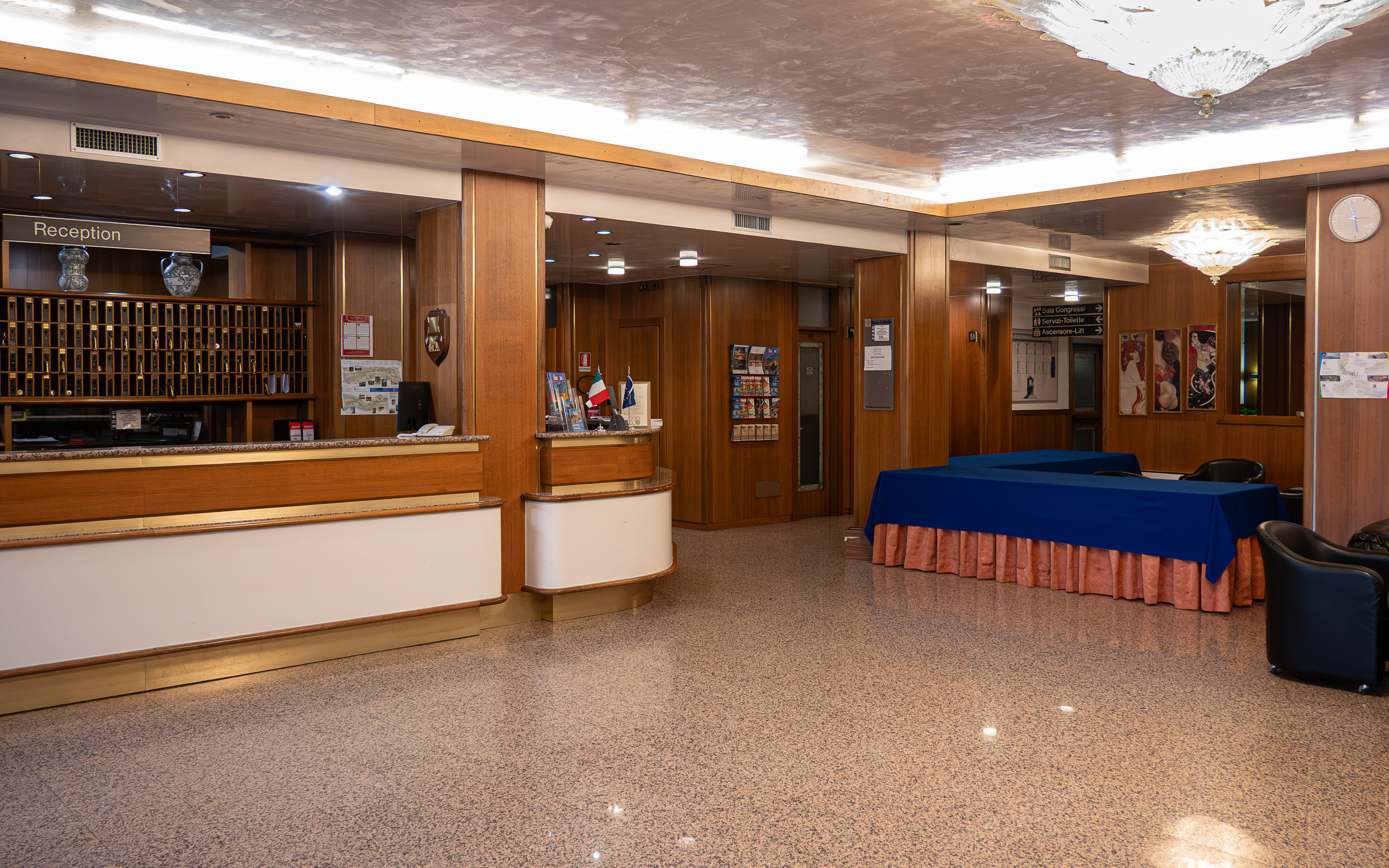 Die holzvertäfelte Hotellobby aus einer anderen Zeit